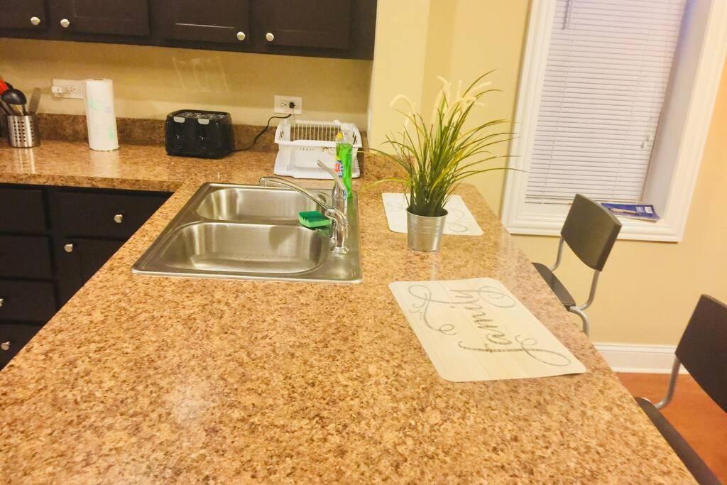 Entire Modern 2 Bedroom Apartment Chicago Kültér fotó